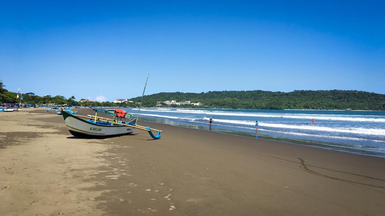 Uni Beach Hotel Pangandaran Buitenkant foto