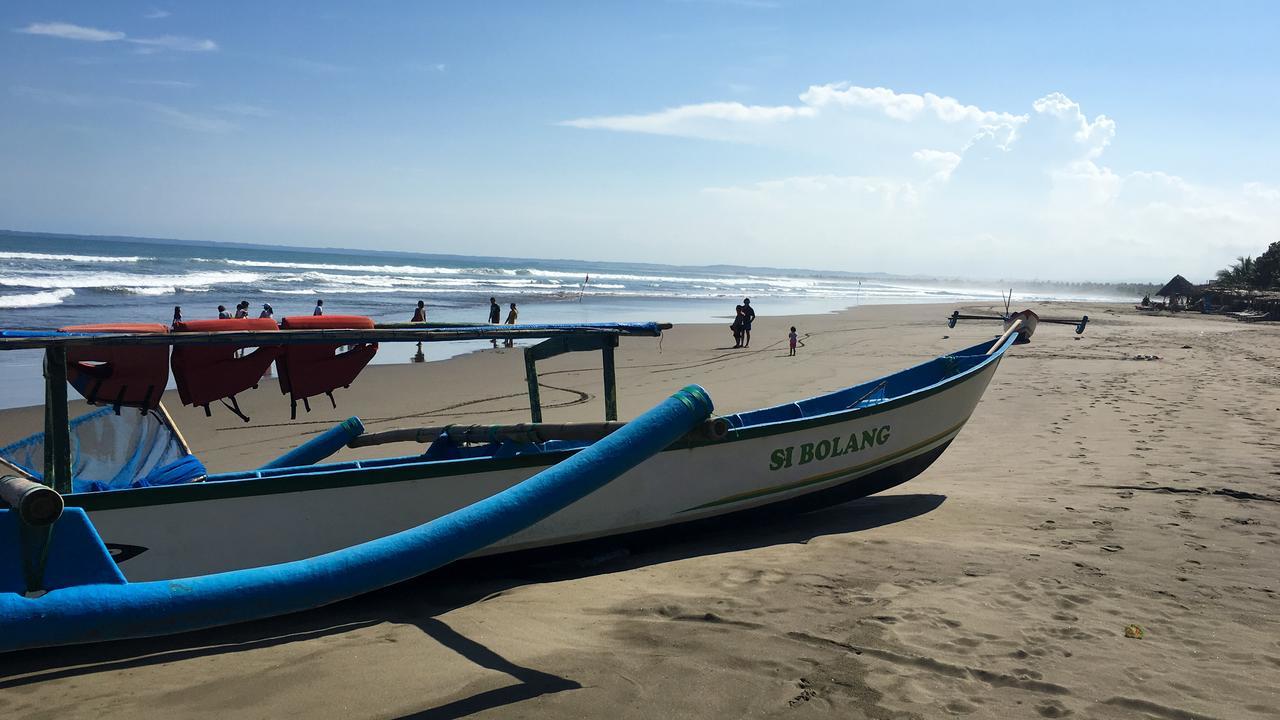 Uni Beach Hotel Pangandaran Buitenkant foto
